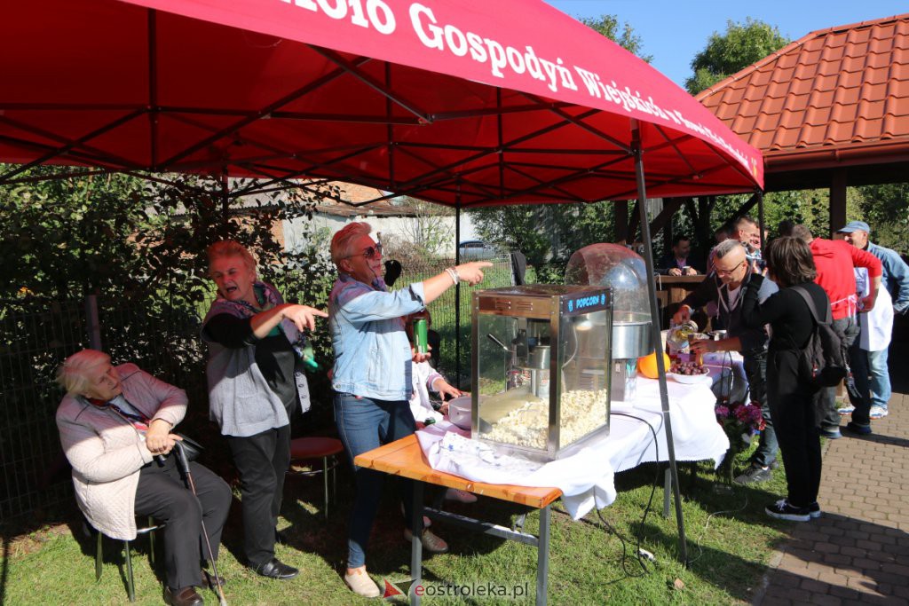 Festyn charytatywny Pomaganie przez podjadanie w Nowej Wsi Wchodniej [03.10.2021] - zdjęcie #23 - eOstroleka.pl