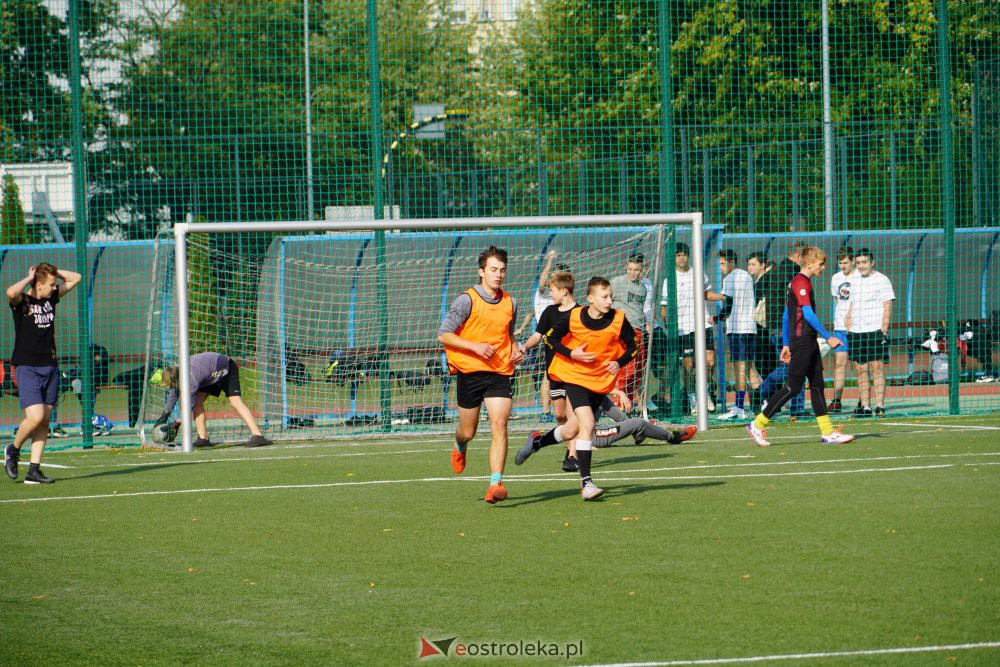 Otrzęsiny w ZSZ 1 - turniej piłki nożnej klas I [05.10.2021] - zdjęcie #8 - eOstroleka.pl