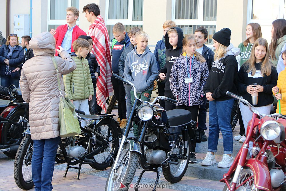 100-lecie Zespołu Szkół Zawodowych nr 1 i spotkanie z zabytkową motoryzacją [08.10.2021] - zdjęcie #30 - eOstroleka.pl