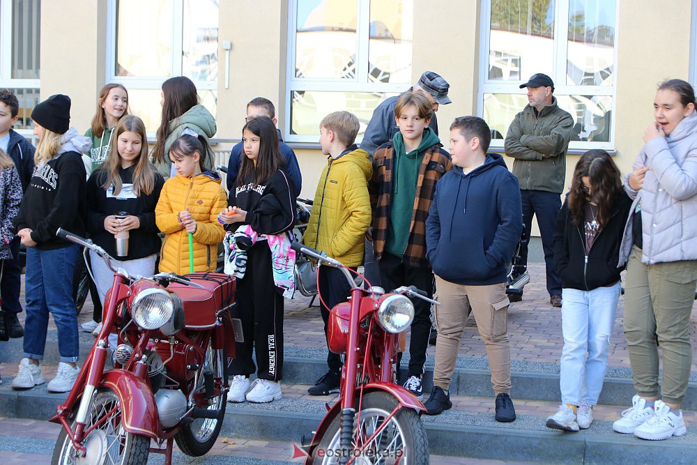 100-lecie Zespołu Szkół Zawodowych nr 1 i spotkanie z zabytkową motoryzacją [08.10.2021] - zdjęcie #53 - eOstroleka.pl