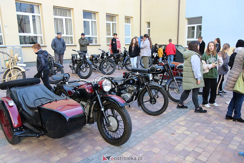 100-lecie Zespołu Szkół Zawodowych nr 1 i spotkanie z zabytkową motoryzacją [08.10.2021] - zdjęcie #33 - eOstroleka.pl