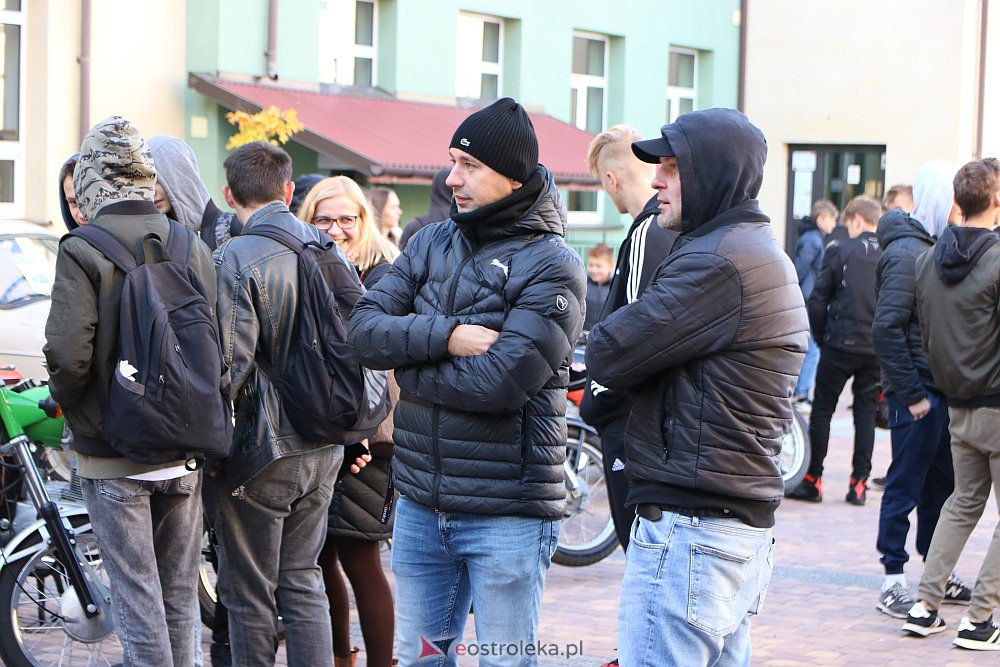 100-lecie Zespołu Szkół Zawodowych nr 1 i spotkanie z zabytkową motoryzacją [08.10.2021] - zdjęcie #16 - eOstroleka.pl
