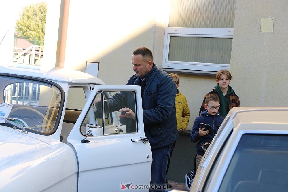 100-lecie Zespołu Szkół Zawodowych nr 1 i spotkanie z zabytkową motoryzacją [08.10.2021] - zdjęcie #13 - eOstroleka.pl