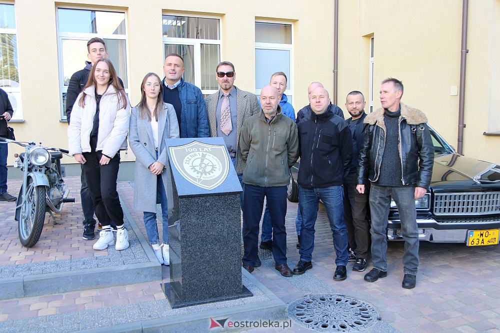 100-lecie Zespołu Szkół Zawodowych nr 1 i spotkanie z zabytkową motoryzacją [08.10.2021] - zdjęcie #7 - eOstroleka.pl