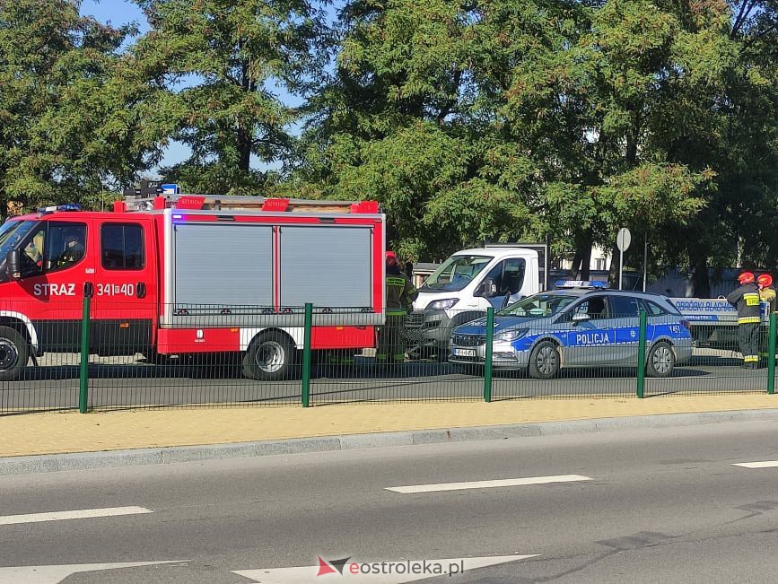 Wypadek na Witosa. Dostawczakiem wjechał w tył osobówki  [09.10.2021] - zdjęcie #1 - eOstroleka.pl