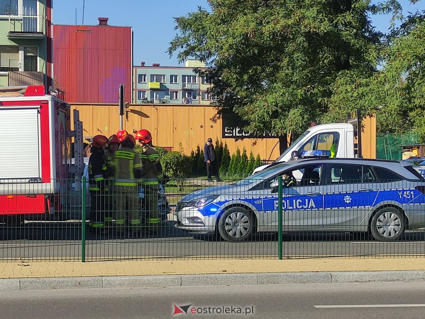 Wypadek na Witosa. Dostawczakiem wjechał w tył osobówki  [09.10.2021] - zdjęcie #2 - eOstroleka.pl