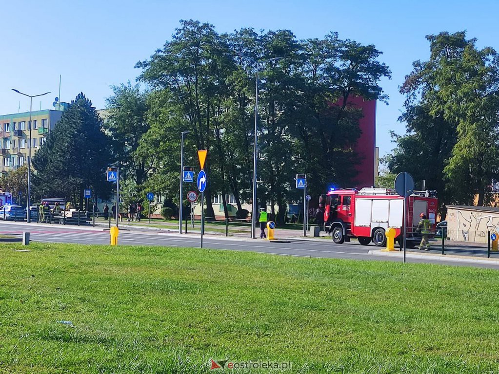 Wypadek na Witosa. Dostawczakiem wjechał w tył osobówki  [09.10.2021] - zdjęcie #3 - eOstroleka.pl