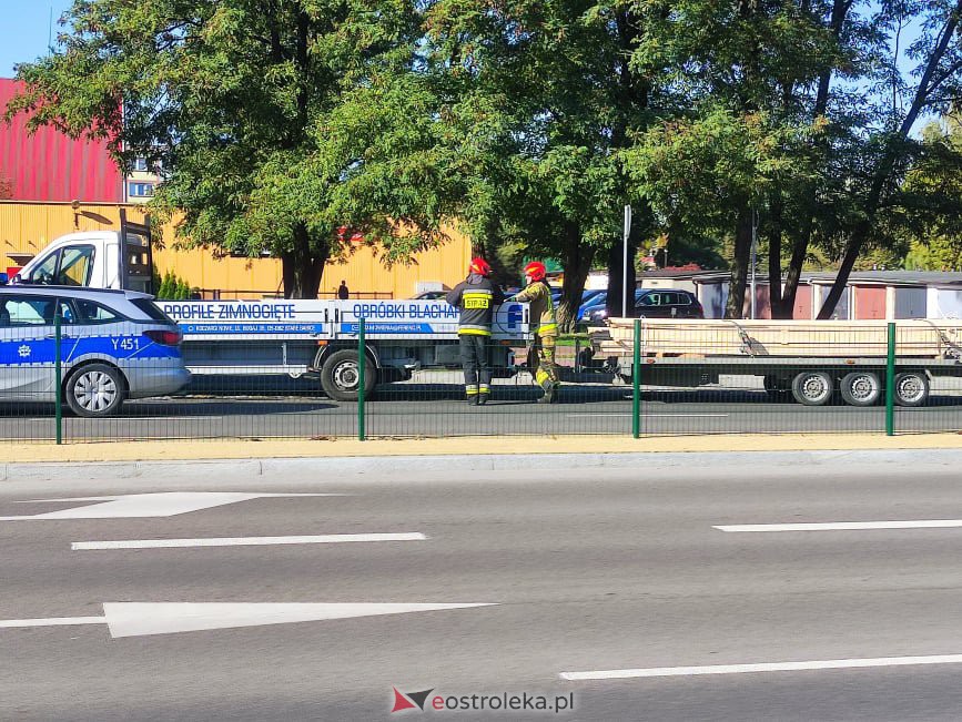 Wypadek na Witosa. Dostawczakiem wjechał w tył osobówki  [09.10.2021] - zdjęcie #4 - eOstroleka.pl