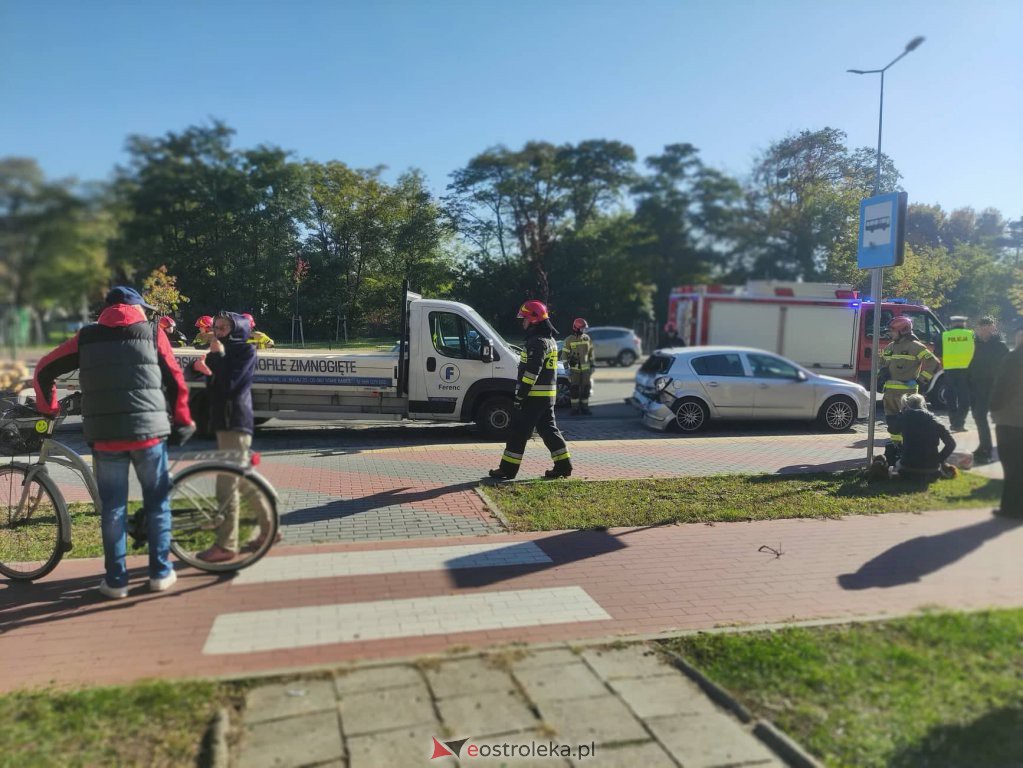 Wypadek na Witosa. Dostawczakiem wjechał w tył osobówki  [09.10.2021] - zdjęcie #6 - eOstroleka.pl