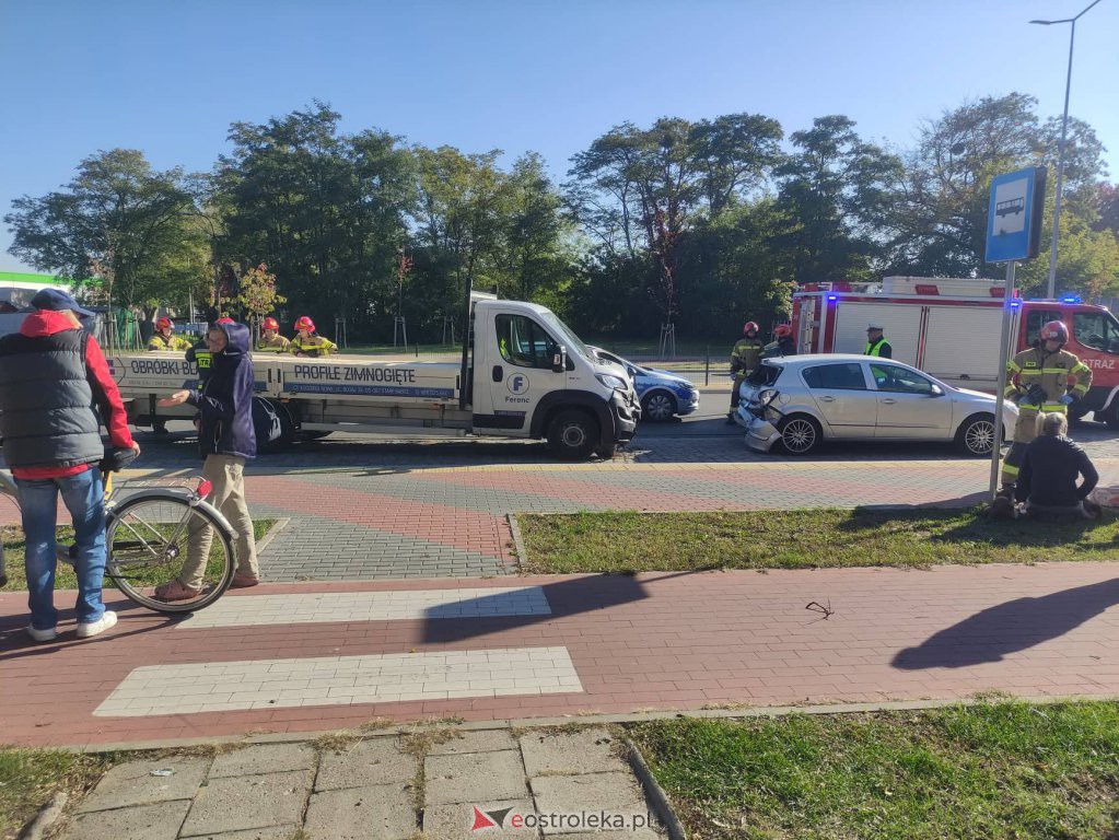 Wypadek na Witosa. Dostawczakiem wjechał w tył osobówki  [09.10.2021] - zdjęcie #9 - eOstroleka.pl