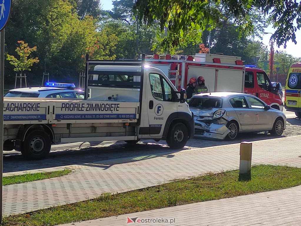 Wypadek na Witosa. Dostawczakiem wjechał w tył osobówki  [09.10.2021] - zdjęcie #10 - eOstroleka.pl