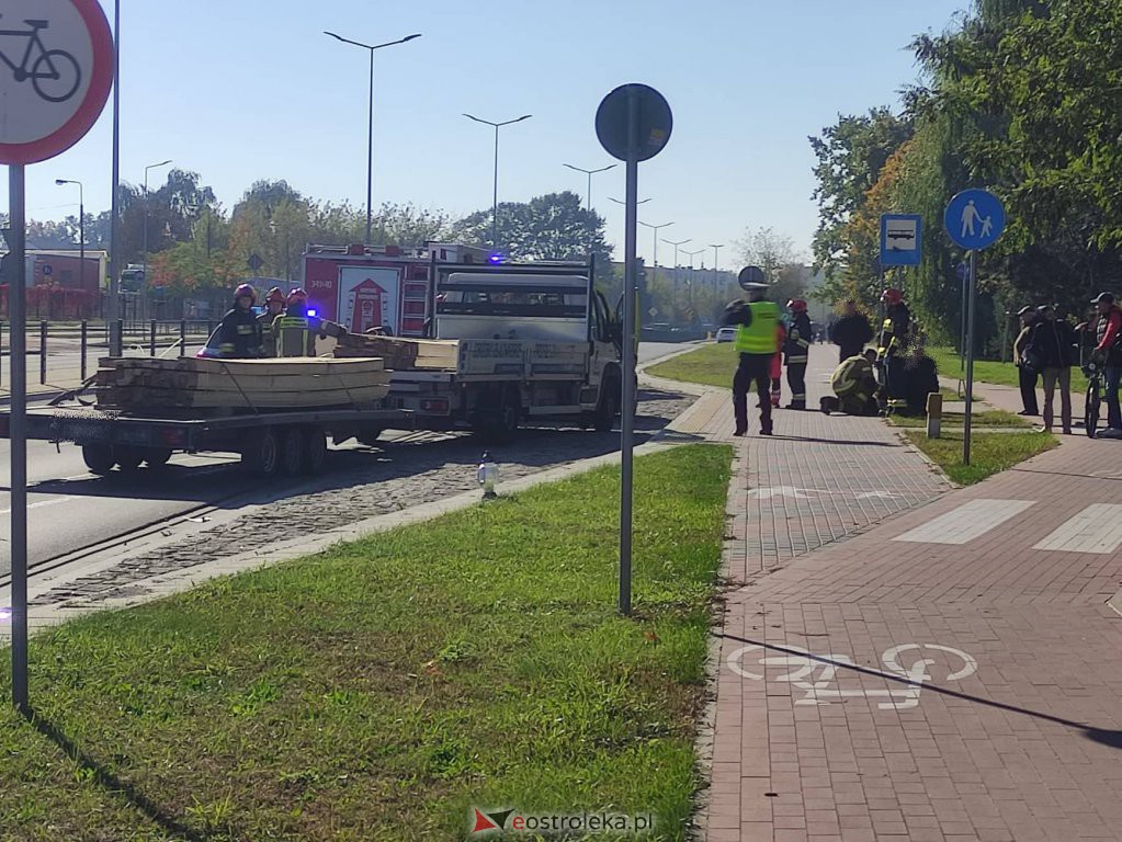Wypadek na Witosa. Dostawczakiem wjechał w tył osobówki  [09.10.2021] - zdjęcie #11 - eOstroleka.pl