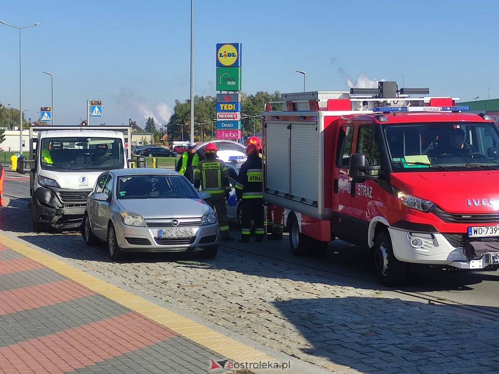 Wypadek na Witosa. Dostawczakiem wjechał w tył osobówki  [09.10.2021] - zdjęcie #15 - eOstroleka.pl