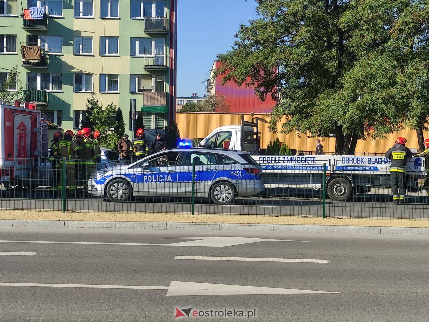 Wypadek na Witosa. Dostawczakiem wjechał w tył osobówki  [09.10.2021] - zdjęcie #16 - eOstroleka.pl