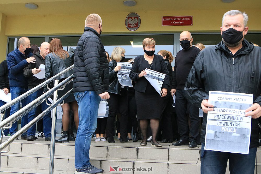 Protest pracowników cywilnych policji w Ostrołęce. „Policjanci, konie, psy, a my?” [15.10.2021] - zdjęcie #2 - eOstroleka.pl