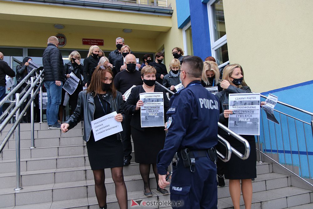 Protest pracowników cywilnych policji w Ostrołęce. „Policjanci, konie, psy, a my?” [15.10.2021] - zdjęcie #4 - eOstroleka.pl