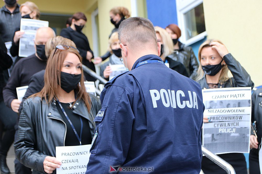 Protest pracowników cywilnych policji w Ostrołęce. „Policjanci, konie, psy, a my?” [15.10.2021] - zdjęcie #5 - eOstroleka.pl