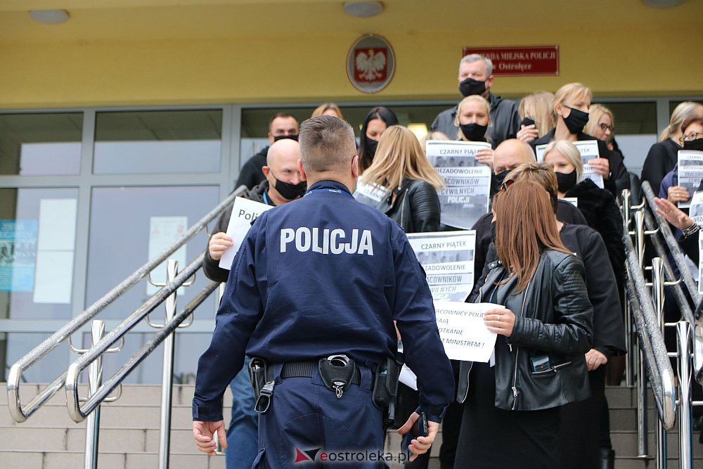 Protest pracowników cywilnych policji w Ostrołęce. „Policjanci, konie, psy, a my?” [15.10.2021] - zdjęcie #8 - eOstroleka.pl