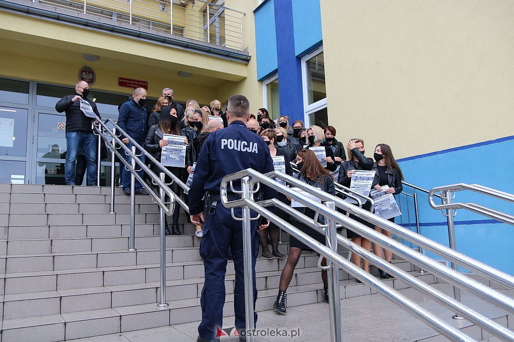 Protest pracowników cywilnych policji w Ostrołęce. „Policjanci, konie, psy, a my?” [15.10.2021] - zdjęcie #9 - eOstroleka.pl