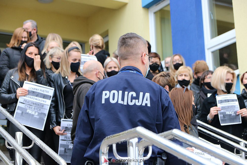 Protest pracowników cywilnych policji w Ostrołęce. „Policjanci, konie, psy, a my?” [15.10.2021] - zdjęcie #10 - eOstroleka.pl