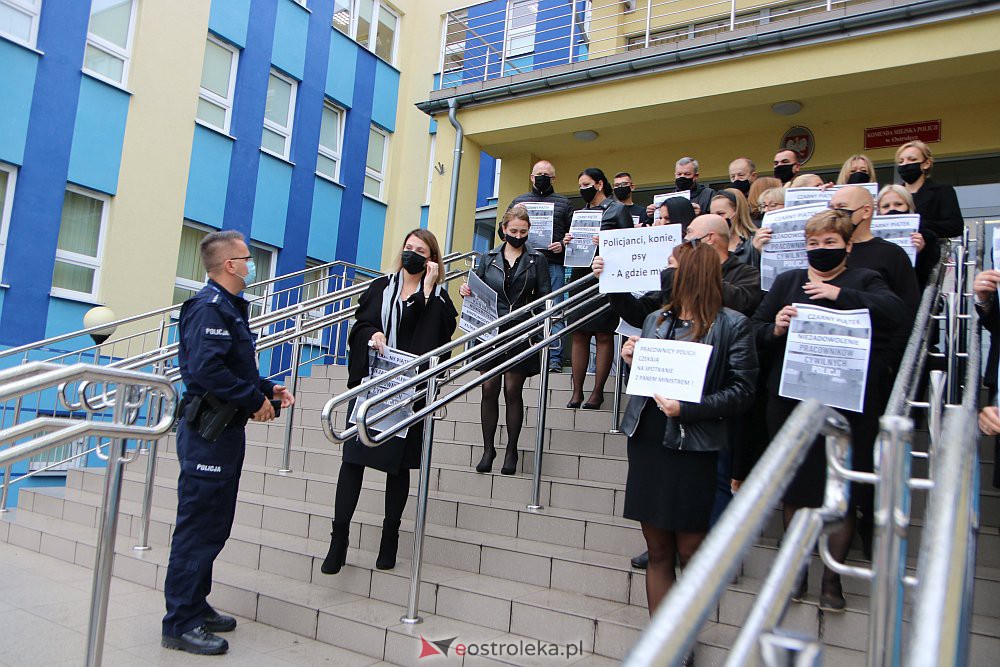 Protest pracowników cywilnych policji w Ostrołęce. „Policjanci, konie, psy, a my?” [15.10.2021] - zdjęcie #13 - eOstroleka.pl