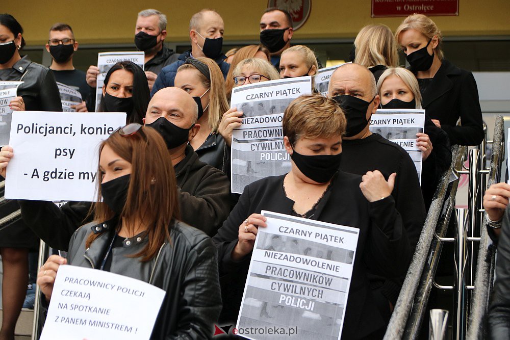Protest pracowników cywilnych policji w Ostrołęce. „Policjanci, konie, psy, a my?” [15.10.2021] - zdjęcie #15 - eOstroleka.pl