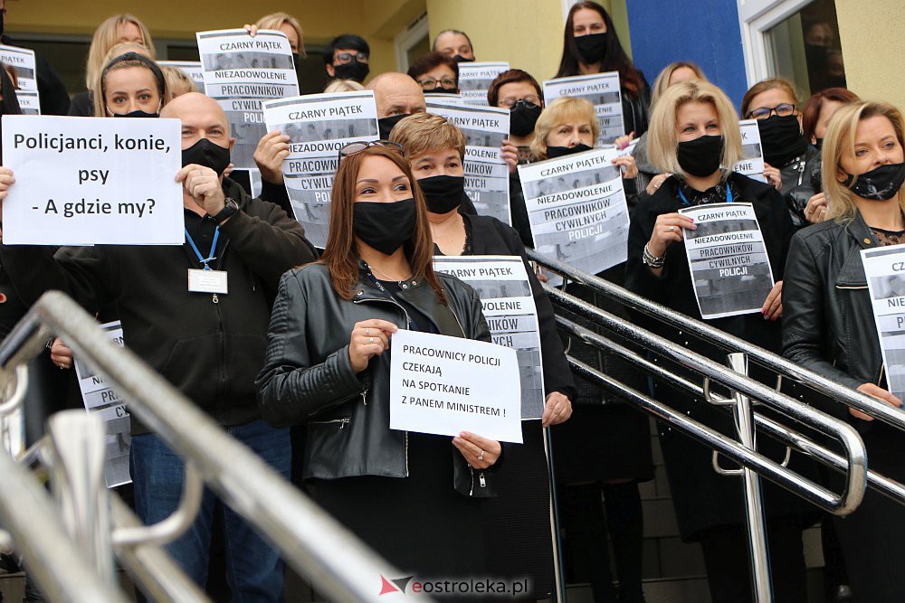 Protest pracowników cywilnych policji w Ostrołęce. „Policjanci, konie, psy, a my?” [15.10.2021] - zdjęcie #8 - eOstroleka.pl