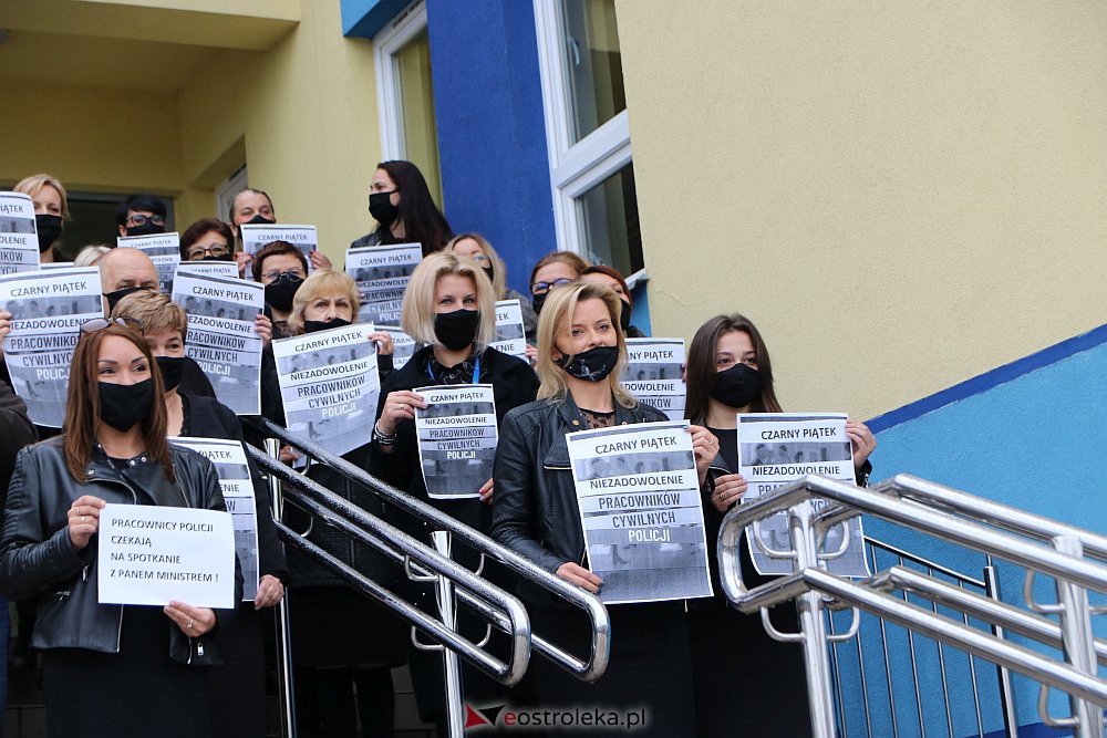 Protest pracowników cywilnych policji w Ostrołęce. „Policjanci, konie, psy, a my?” [15.10.2021] - zdjęcie #26 - eOstroleka.pl