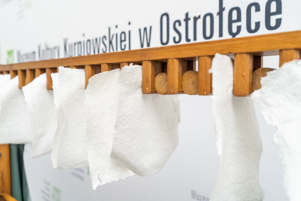 Warsztaty czerpana papieru w ostrołęckim muzeum [18.10.2021] - zdjęcie #2 - eOstroleka.pl