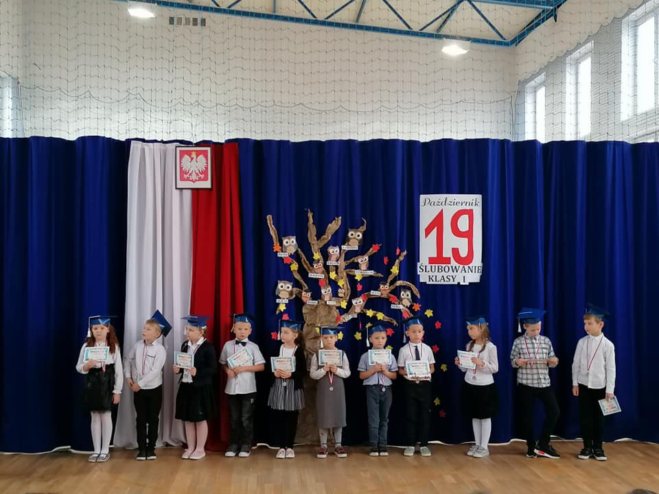 Ślubowanie klasy I w szkole podstawowej w miejscowości Surowe - zdjęcie #1 - eOstroleka.pl