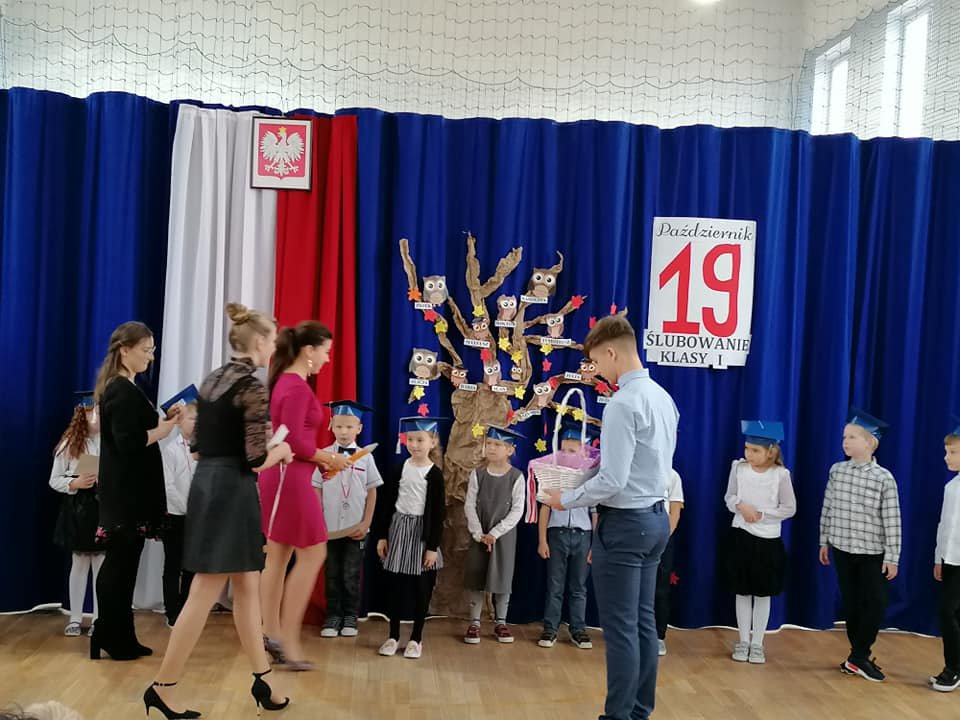 Ślubowanie klasy I w szkole podstawowej w miejscowości Surowe - zdjęcie #10 - eOstroleka.pl