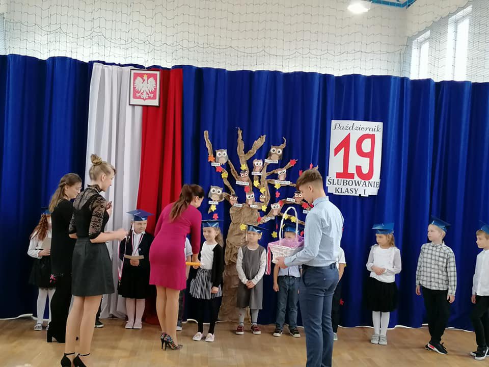 Ślubowanie klasy I w szkole podstawowej w miejscowości Surowe - zdjęcie #12 - eOstroleka.pl