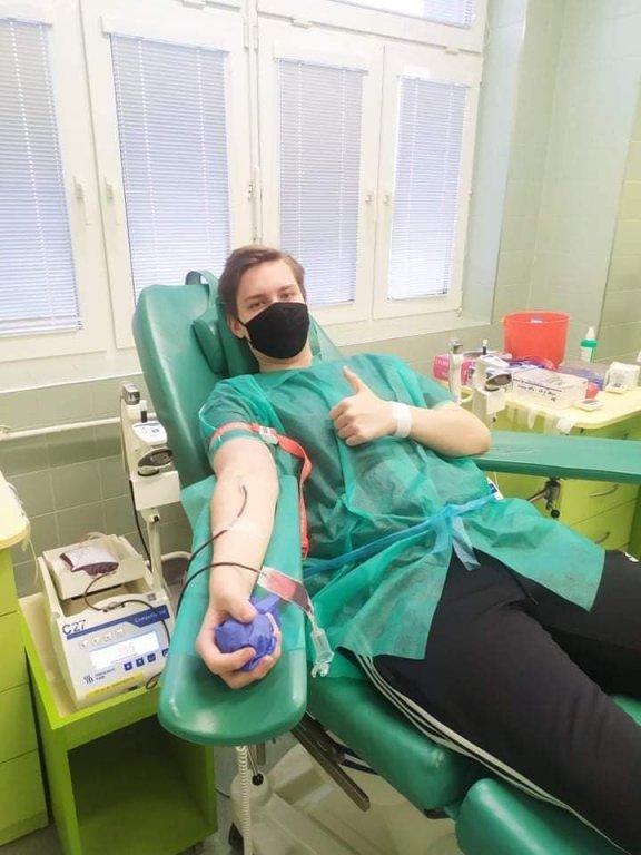 Młoda krew ratuje życie. Uczniowie II LO w punkcie krwiodawstwa - zdjęcie #2 - eOstroleka.pl