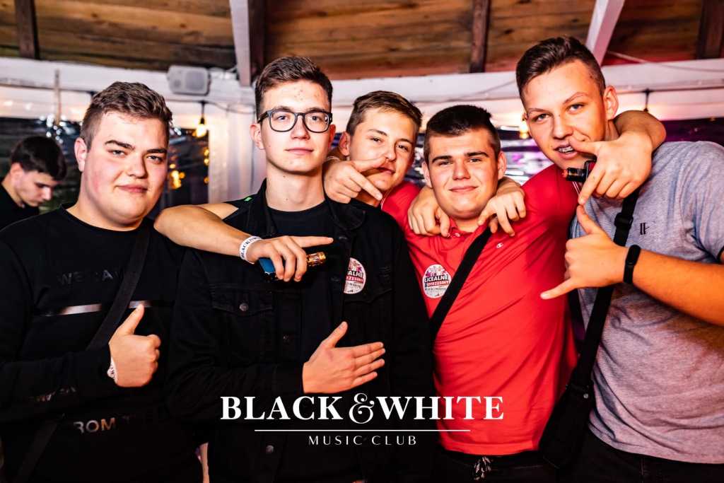 Licealne otrzęsiny w Clubie Black&White [15.10.2021] - zdjęcie #12 - eOstroleka.pl