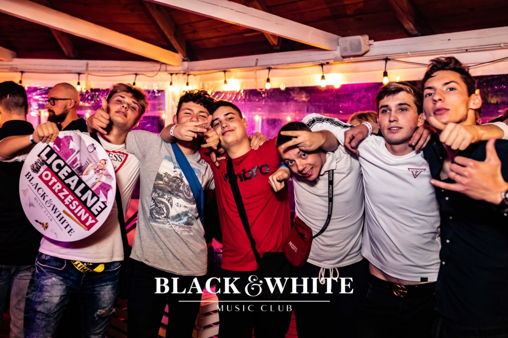 Licealne otrzęsiny w Clubie Black&White [15.10.2021] - zdjęcie #11 - eOstroleka.pl