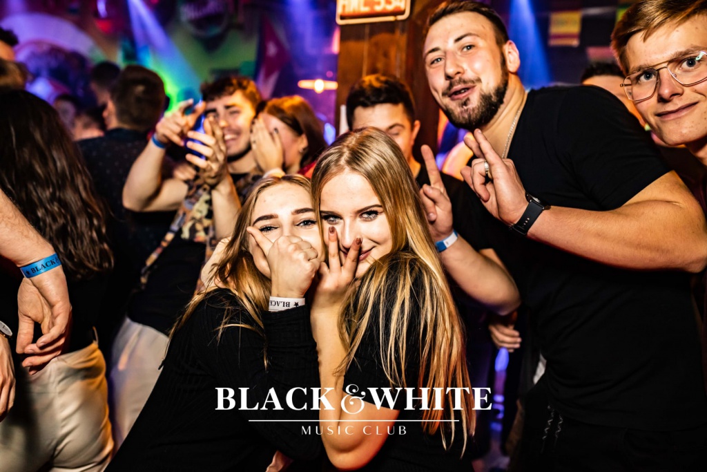 Licealne otrzęsiny w Clubie Black&White [15.10.2021] - zdjęcie #10 - eOstroleka.pl