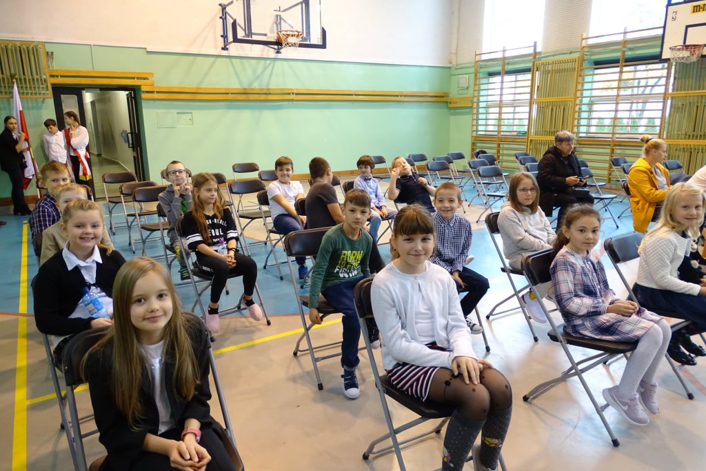 Pasowanie na ucznia w Szkole Podstawowej Nr 4 - zdjęcie #8 - eOstroleka.pl