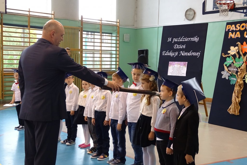 Pasowanie na ucznia w Szkole Podstawowej Nr 4 - zdjęcie #13 - eOstroleka.pl