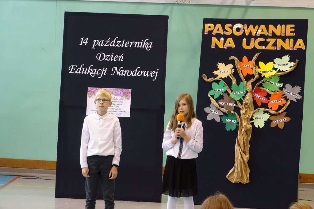Pasowanie na ucznia w Szkole Podstawowej Nr 4 - zdjęcie #16 - eOstroleka.pl