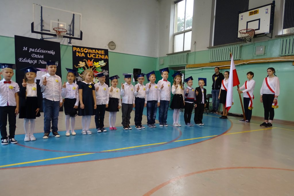 Pasowanie na ucznia w Szkole Podstawowej Nr 4 - zdjęcie #24 - eOstroleka.pl