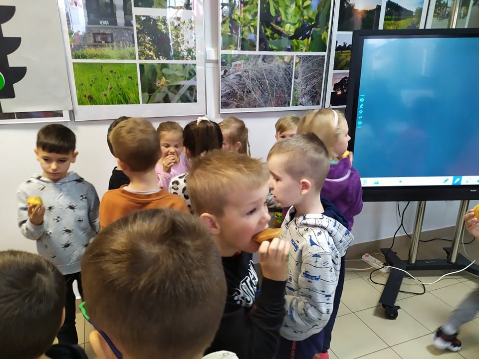 Wizyta Smerfów z Przedszkola Samorządowego w Rzekuniu w Gminnej Bibliotekce Publicznej - zdjęcie #1 - eOstroleka.pl