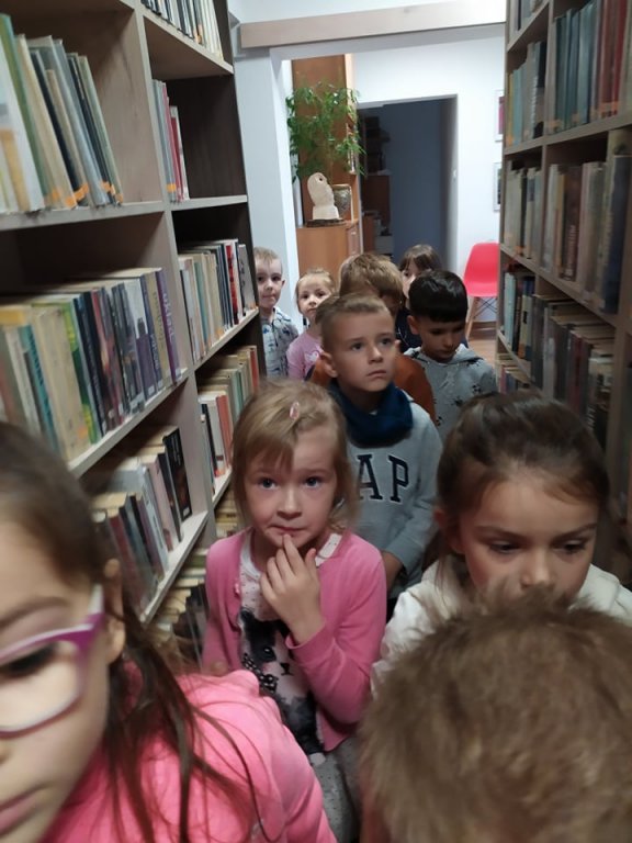 Wizyta Smerfów z Przedszkola Samorządowego w Rzekuniu w Gminnej Bibliotekce Publicznej - zdjęcie #4 - eOstroleka.pl