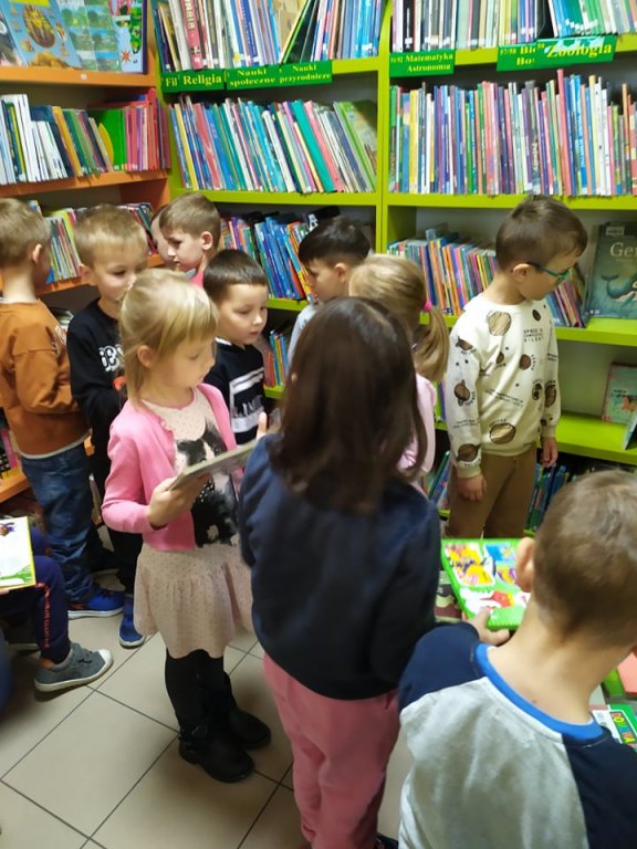 Wizyta Smerfów z Przedszkola Samorządowego w Rzekuniu w Gminnej Bibliotekce Publicznej - zdjęcie #8 - eOstroleka.pl