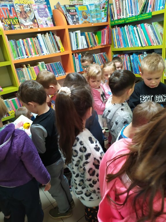 Wizyta Smerfów z Przedszkola Samorządowego w Rzekuniu w Gminnej Bibliotekce Publicznej - zdjęcie #47 - eOstroleka.pl