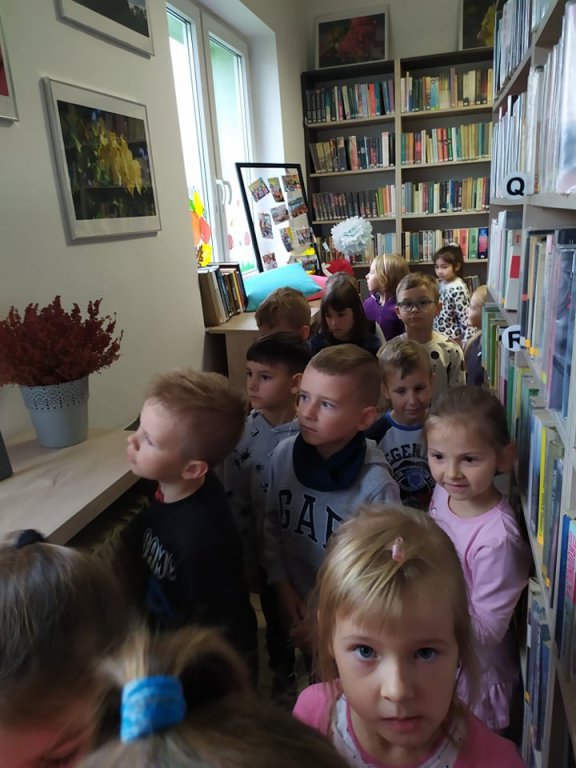 Wizyta Smerfów z Przedszkola Samorządowego w Rzekuniu w Gminnej Bibliotekce Publicznej - zdjęcie #13 - eOstroleka.pl