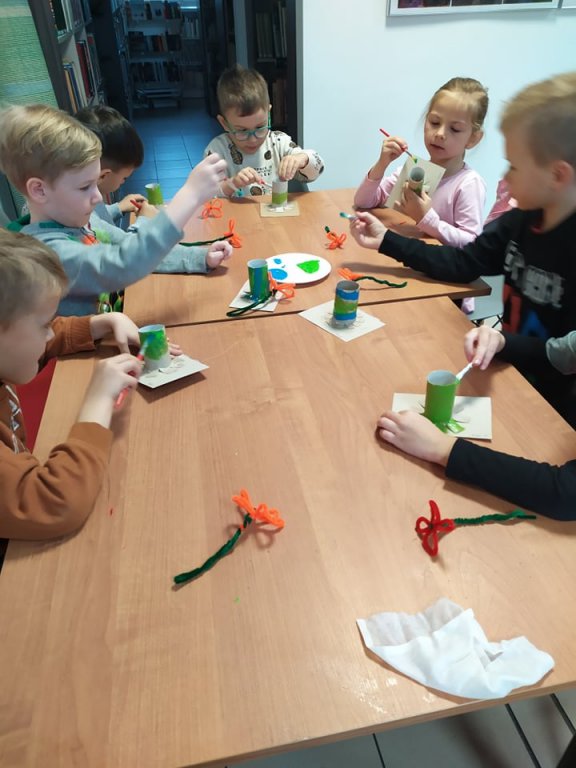 Wizyta Smerfów z Przedszkola Samorządowego w Rzekuniu w Gminnej Bibliotekce Publicznej - zdjęcie #44 - eOstroleka.pl