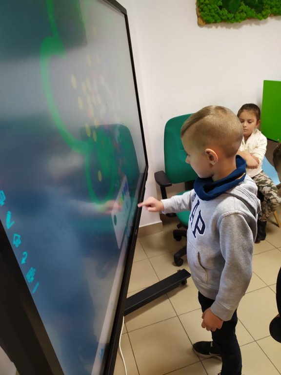 Wizyta Smerfów z Przedszkola Samorządowego w Rzekuniu w Gminnej Bibliotekce Publicznej - zdjęcie #43 - eOstroleka.pl