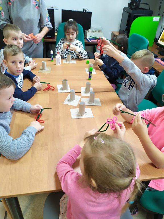 Wizyta Smerfów z Przedszkola Samorządowego w Rzekuniu w Gminnej Bibliotekce Publicznej - zdjęcie #42 - eOstroleka.pl