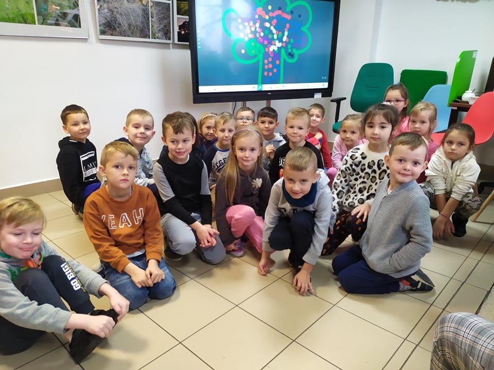 Wizyta Smerfów z Przedszkola Samorządowego w Rzekuniu w Gminnej Bibliotekce Publicznej - zdjęcie #41 - eOstroleka.pl
