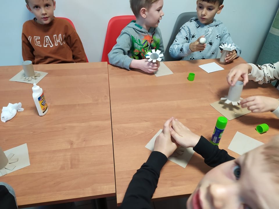 Wizyta Smerfów z Przedszkola Samorządowego w Rzekuniu w Gminnej Bibliotekce Publicznej - zdjęcie #39 - eOstroleka.pl